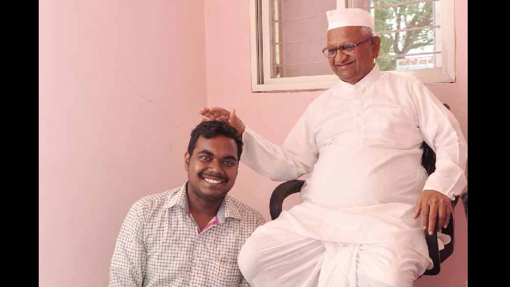 ছেলের মনের কথা মা বুঝতে পেরেছিলেন। কিন্তু ছেলের পড়াশোনা বন্ধ হোক এটা চাইছিলেন না বরুণের মা। তিনি বরুণকে পড়াশোনা চালিয়ে যেতে বলেন। নিজেই দোকানে বসা শুরু করেন।