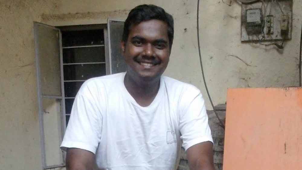 ইতিমধ্যেই বরুণের দশমের বোর্ড পরীক্ষার ফল বেরোয়। তাতে বরুণ প্রথম হয়েছিলেন। কিন্তু বাবার আচমকা মৃত্যু যেন তাঁকে ভিতর থেকে ভেঙে দিয়েছিল। কিন্তু ছেলেকে সমানে উৎসাহ জুগিয়ে গিয়েছেন মা।