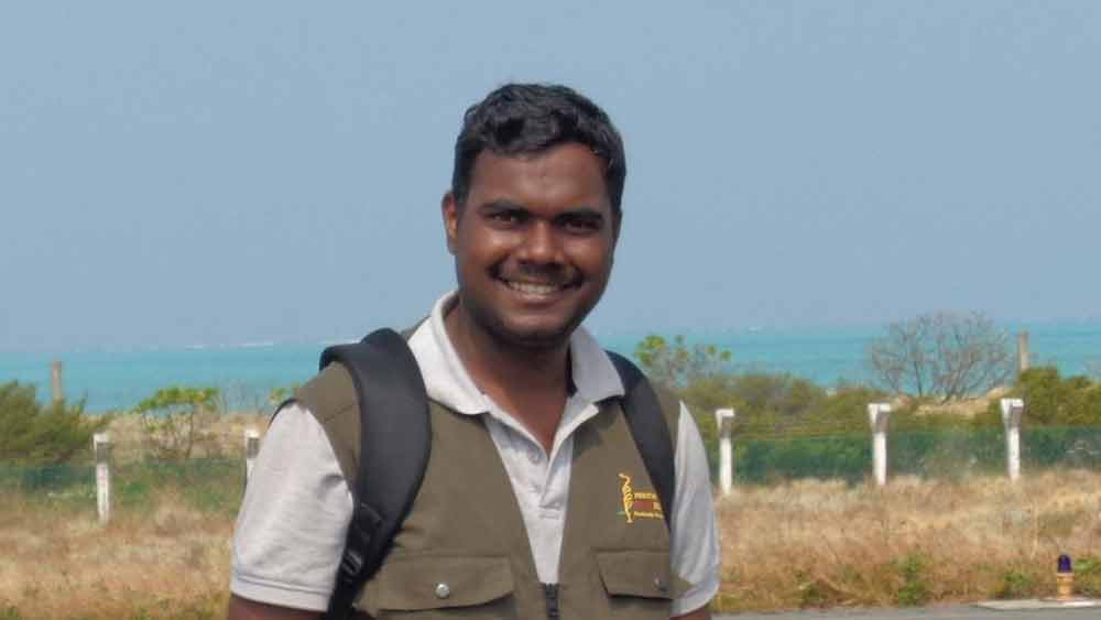 পড়াশোনার পাশাপাশি সাইকেলের দোকানও চালাতেন বরুণ। তাঁর দিদি টিউশন পড়াতেন। এ ভাবেই সংসার চলছিল। ডাক্তারি পড়ার ইচ্ছা ছিল বরুণের। কিন্তু এত টাকা পাবেন কোথায়? 