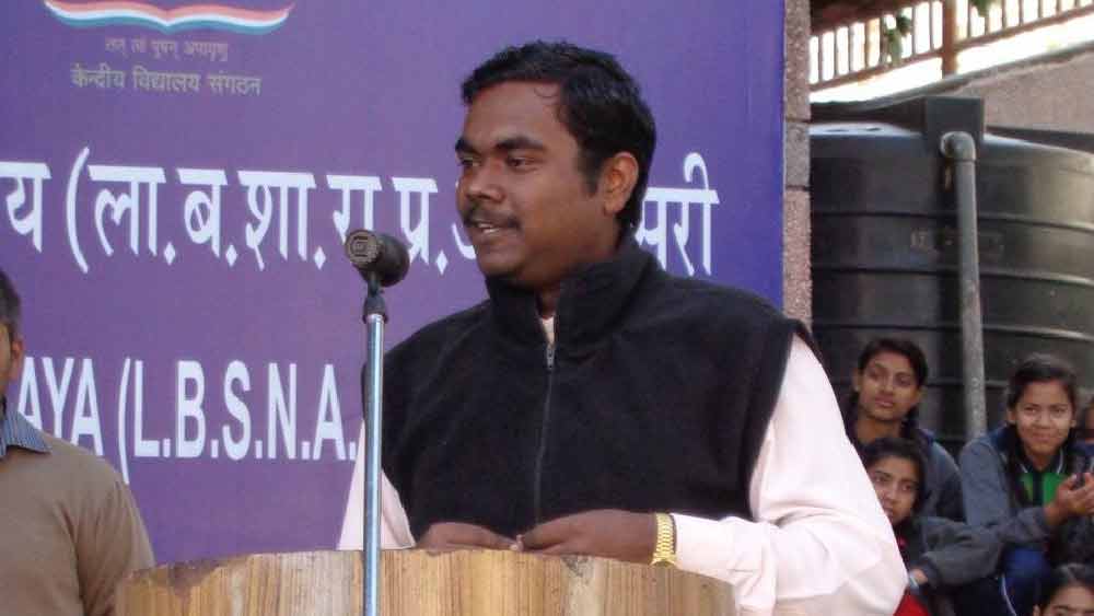 ঠিক সেই সময় ত্রাতা হিসেবে হাজির হলেন বরুণের বাবার বন্ধু চিকিৎসক কাম্পলি। 