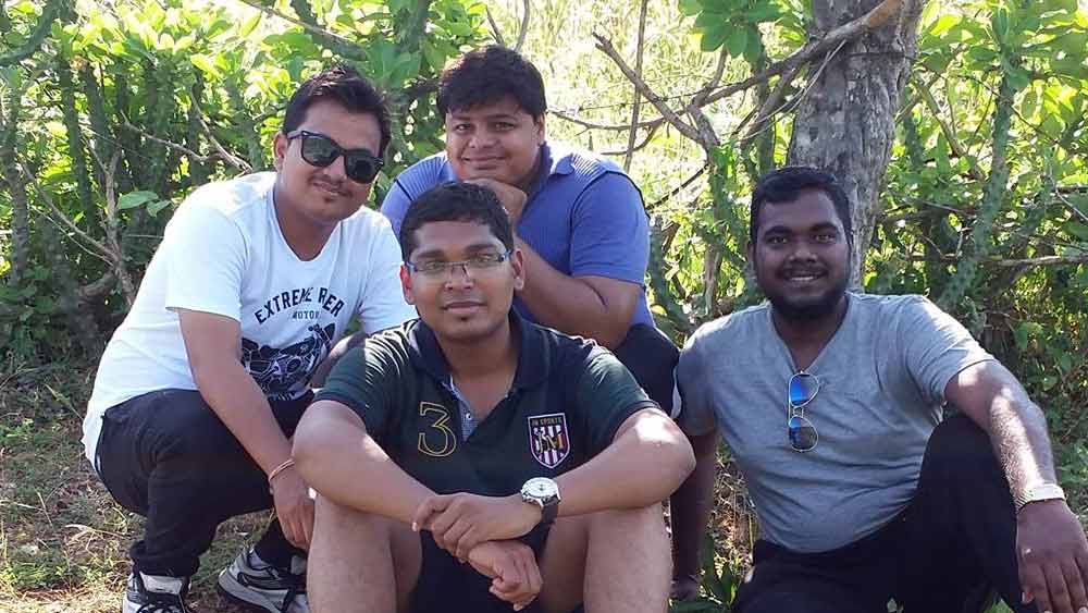 ডাক্তার হওয়ার স্বপ্ন অধরা থেকে যায় বরুণের। তবে হাল ছাড়েননি। পুণের এমআইটি ইঞ্জিনিয়ারিংয়ে ভর্তি হন। সেই ভর্তির টাকা জোগাড় করে দিয়েছিলেন বরুণের বন্ধুরাই। প্রথম সিমেস্টারে কলেজের মধ্যে সেরা হওয়ায় স্কলারশিপ পেয়েছিলেন বরুণ। সেই স্কলারশিপের টাকা দিয়েই ইঞ্জিনিয়ারিং পড়া শেষ করেন বরুণ। তাঁর এই কঠিন সময়ের সঙ্গী ছিলেন বন্ধুরা। বই কেনা হোক, বা টিউশন তাঁরা সকলে মিলে বরুণের সেই টাকা দিয়েছিলেন। 