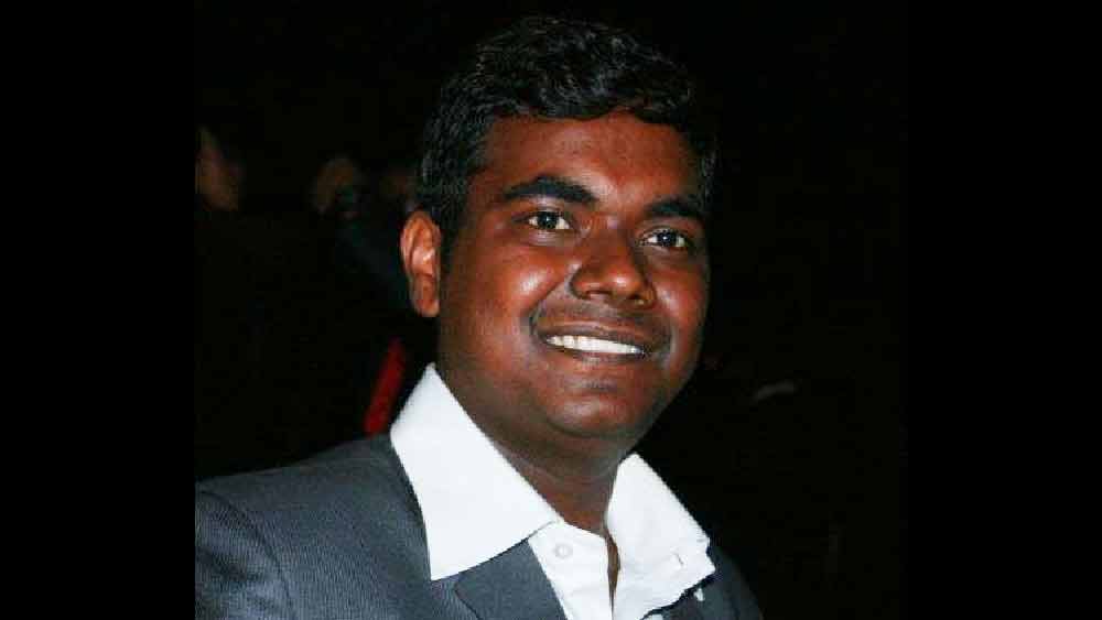 ১০ হাজার টাকা কলেজের ফি দিয়ে বরুণকে ভর্তি করিয়ে দেন তিনি। কিন্তু ডাক্তারি পড়ার যে বিপুল খরচ তা কোনও ভাবেই জোগাড় করা সম্ভব নয়, এটা বুঝেই মেডিক্যালের পড়া মাঝপথেই ছেড়ে দেন। 