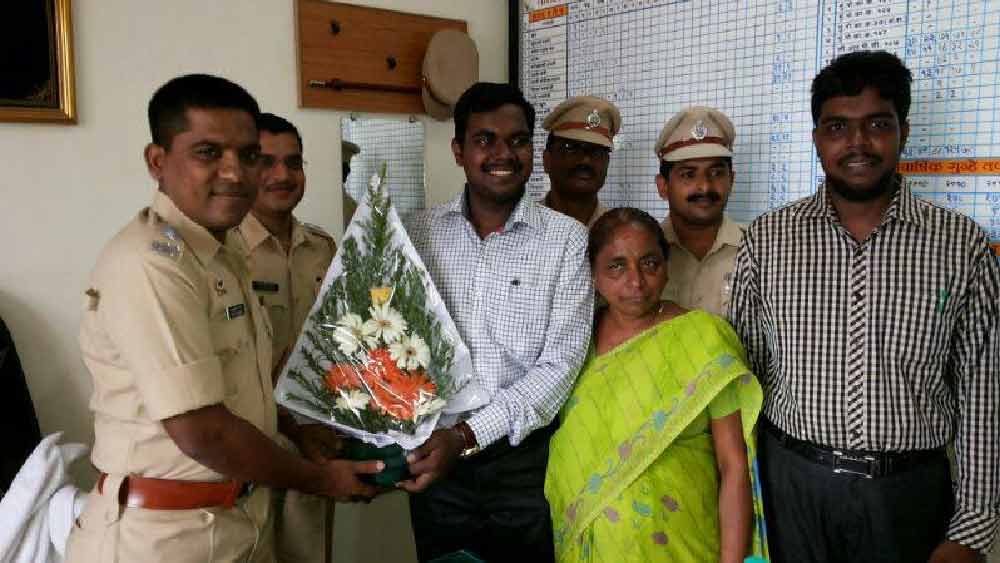 ইঞ্জিনিয়ারিং পড়া শেষ করে বরুণ একটি আন্তর্জাতিক সংস্থায় চাকরি শুরু করেন। আর এখান থেকেই বরুণের জীবন মোড় নেয়। বরুণ স্থির করেন ইউপিএসি পরীক্ষায় বসবেন। কিন্তু তাঁর পরিবার চাইত যে, বরুণ ওই আন্তর্জাতিক সংস্থাতেই কাজ করুন। কিন্তু নিজের ইচ্ছাকেই সায় দিয়েছেন তিনি।