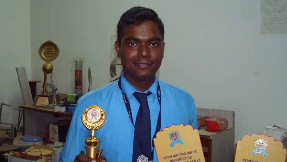 একটি বেসরকারি সংস্থার সহযোগিতায় ইউপিএসসি নিয়ে পড়াশোনা শুরু করেন বরুণ। ওই সংস্থা তাঁকে এই পরীক্ষা সংক্রান্ত বই দিয়ে সাহায্য করত। দিনরাত এক করে ইউপিএসসি পরীক্ষার প্রস্তুতি নিতে থাকেন তিনি। ২০১৬-তে প্রথম চেষ্টাতেই ইউপিএসসি পরীক্ষায় পাশ করেন বরুণ। তাঁর র‌্যাঙ্ক ছিল ৩২। বর্তমানে বরুণ গুজরাতে কর্মরত।