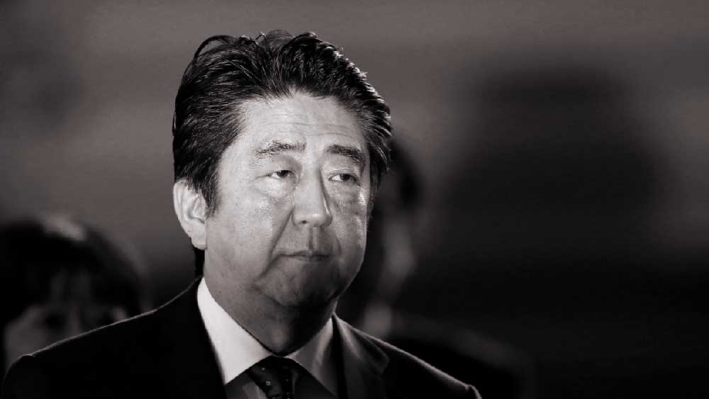 আসলে পদমর্যাদার সঙ্গে যেমন ক্ষমতা হাতে আসে, তেমনই বিপুল দায়িত্বের কাঁটার মুকুটও চেপে বসে মাথায়। সেই মুকুট সামলাতে আঁচড় তো লাগবেই। কিন্তু কোনও কোনও আঁচড় দগদগে ঘা হয়ে প্রাণঘাতীও হয়ে ওঠে। ২০২২ সালের ৮ জুলাই জাপানের প্রাক্তন এবং দীর্ঘতম সময় ধরে ক্ষমতায় থাকা প্রধানমন্ত্রীর শিনজো আবেরও সম্ভবত তা-ই হল। 