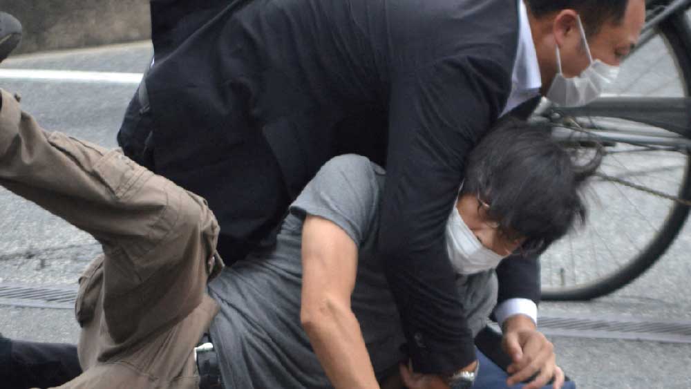 শিনজোকে হত্যা করলেন টেটসুয়া ইয়ামাগামি। যিনি নিজের বয়ানে জানিয়েছেন, শিনজোর কাজে সন্তুষ্ট ছিলেন না তিনি। তাই তাঁকে হত্যা করতে চেয়েছিলেন। হত্যা করেওছেন।