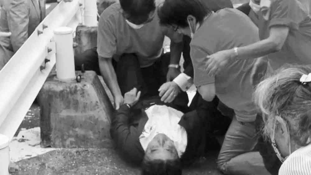 দেশের বর্তমান বা প্রাক্তন রাষ্ট্রপ্রধানকে ব্যক্তিগত বা সমষ্টিগত ক্ষোভ থেকে হত্যার ঘটনা হাজার হাজার বছর ধরে চলে আসছে। আধুনিক কালে যখন তাঁদের রক্ষা করতে রাষ্ট্র অত্যাধুনিক নিরাপত্তার নিশ্ছিদ্র বেড়া তৈরি করে দিয়েছে, তার পরও ঠেকানো যায়নি হামলাকারীদের। 