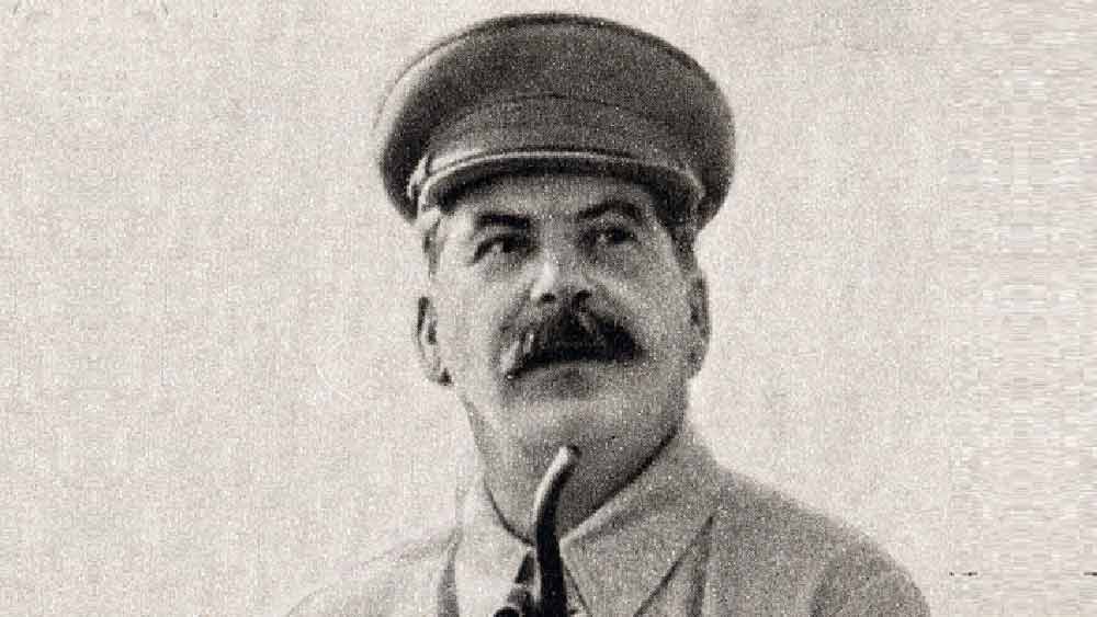 ট্রটস্কিকে অবশ্য তার আগেও বহু বার হত্যার চেষ্টা করা হয়েছে। সোভিয়েতের এক নায়ক জোসেফ স্টালিন নিজে তাঁকে হত্যার চেষ্টায় বিভিন্ন সংগঠনকে কাজেও লাগিয়েছিলেন বলে অভিযোগ। কিন্তু বার বারই বেঁচে যাচ্ছিলেন ট্রটস্কি। ১৯৪০ সালের ২১ অগস্ট যখন তাঁকে হত্যা করা হয় তখন ট্রটস্কি মেক্সিকোতে। তাঁকে তাঁর পড়ার ঘরে ঢুকে মাথায় কুড়ুল দিয়ে আঘাত করে  খুন করেন রেমন। তবে তার পরও এক দিন বেঁচে ছিলেন ট্রটস্কি। 