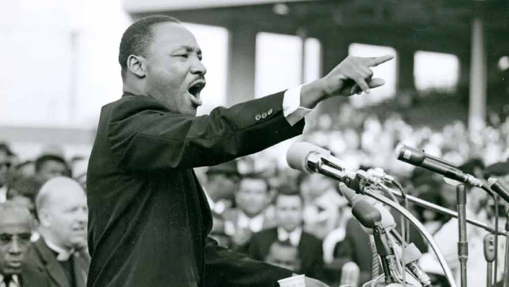 মার্টিন লুথার কিং ছিলেন আমেরিকান ব্যাপ্টিস্ট মন্ত্রী এবং আফ্রিকান-আমেরিকান মানবাধিকার কর্মী। আমেরিকায় কৃষ্ণাঙ্গদের সামাজিক অধিকার প্রতিষ্ঠার গণআন্দোলনের নেতা ছিলেন মার্টিন। ভারতের মহাত্মা গান্ধীর অহিংসা আন্দোলন থেকে অনুপ্রাণিত হয়ে তিনি আমেরিকায় কৃষ্ণাঙ্গদের প্রতি শ্বেতাঙ্গদের বৈষম্যমূলক আচরণের বিরোধিতা করে আন্দোলন শুরু করেন। ১৯৬৮ সালে মার্টিনকে সামনে থেকে গুলি করে খুন করে জেমস আর্ল রে নামে এক শ্বেতাঙ্গ যুবক।