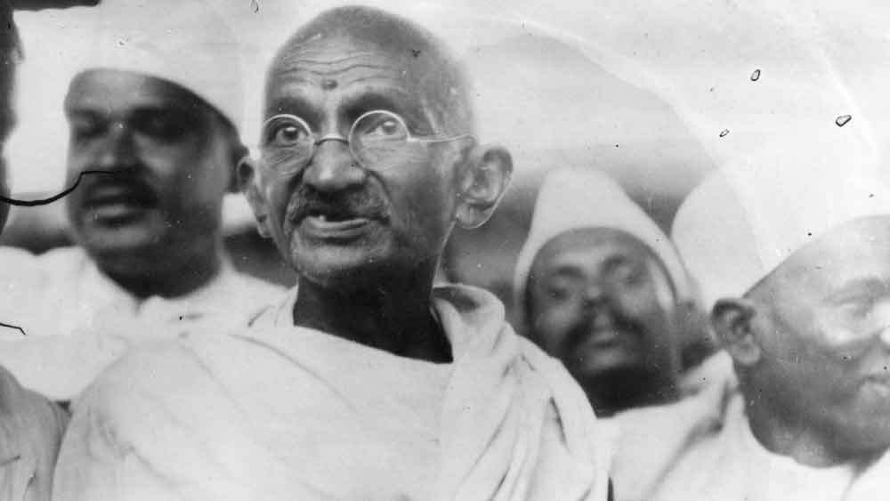 নাথুরাম গডসের হাতে খুন হন মোহনদাস করমচাঁদ গাঁধী। রাষ্ট্রনেতা না হলেও গাঁধী দেশনেতা। জাতির জনক। তাঁকে ভারতের স্বাধীনতা আন্দোলনের পুরোধা মনে করেন দেশের একটি বড় অংশ। গাঁধী দিল্লিতে তাঁর সান্ধ্যকালীন প্রার্থনাসভায় যোগ দিতে যাচ্ছিলেন ১৯৪৮ সালের ৩০ জানুয়ারি। তাঁকে সামনে থেকে বুকে পর পর তিনটি গুলি করেন হিন্দুত্ববাদী  নাথুরাম।