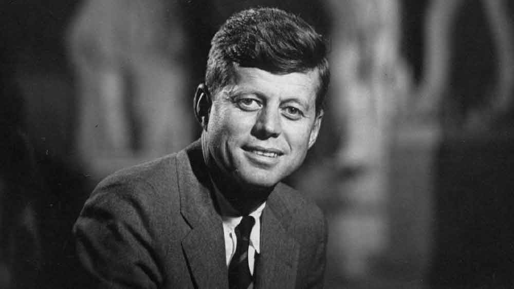 আমেরিকার ৩৫ তম প্রেসিডেন্ট জন এফ কেনেডিকে হত্যা করা হয় ১৯৬৩ সালের ২২ নভেম্বর ডালাসে। হুড খোলা গাড়িতে সওয়ারি ছিলেন সস্ত্রীক প্রেসিডেন্ট। তাঁর হন্তক লি হার্ভে ওসওয়াল্ড রাস্তার ধারের একটি বাড়ির ছ’তলা থেকে প্রেসিডেন্টের মাথা লক্ষ্য করে তিনটি গুলি চালান।