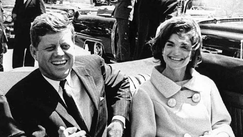 প্রমাণ না হলেও কেনেডির হত্যাকাণ্ডে তাঁর দলেরই অন্তর্ঘাতের অভিযোগ উঠেছিল। ওসওয়াল্ডকে অবশ্য এই ঘটনার দু’দিনের  মধ্যেই গুলি করে হত্যা করেন টেক্সাসের এক নাইট ক্লাবের মালিক।