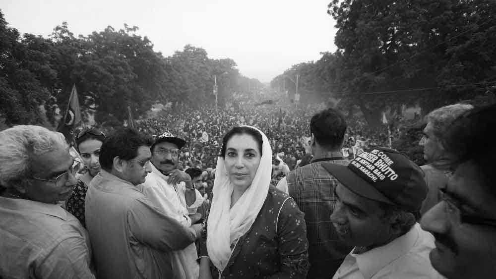 ২০০৭ সালের ২৭ ডিসেম্বর রাওয়ালপিন্ডিতে একটি জনসভায় বক্তৃতা দিয়ে তার বুলেটপ্রুফ গাড়ির কাচ সরিয়ে হাত নাড়ছিলেন ভুট্টো। এক যুবক তাঁকে লক্ষ্য করে প্রথমে তিনটি গুলি করে। তারপর আত্মঘাতী বিস্ফোরণও ঘটায়। তদন্তে জানা যায়, ওই হামলার নেপথ্যে আদতে পাক তালিবান বাইতুল্লা মেহসুদের ষড়যন্ত্র ছিল।