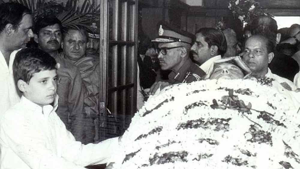 ইন্দিরার হত্যার মাস খানেক আগেই পঞ্জাবের স্বর্ণমন্দিরে অপারেশন ব্লু স্টার চালিয়েছিল ভারতীয় সেনাবাহিনী। শিখদের ধর্মীয় নেতা জার্নেল সিংহ ভিন্দ্রনওয়ালে এবং তাঁর অনুগামীদের মন্দির থেকে বিতাড়িত করতে চালানো হয়েছিল ওই অভিযান, যা শিখদের মধ্যে ইন্দিরাকে নিয়ে অসন্তোষ তৈরি করে বলে অভিযোগ। যার জেরেই তাঁকে হত্যা করা হয় বলেও অনুমান। 