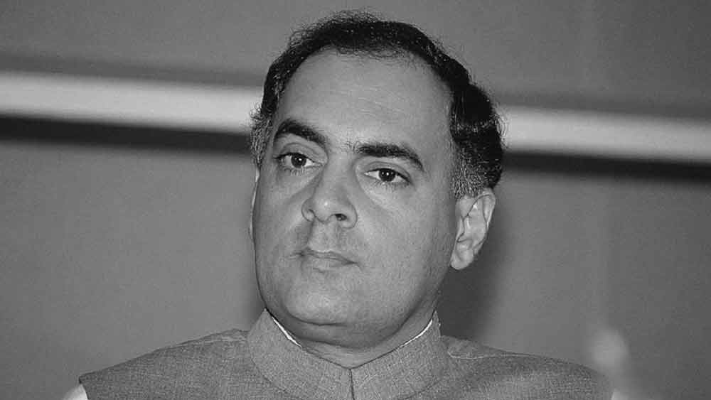 রাজীব গান্ধী ভারতের প্রধানমন্ত্রী ১৯৮৪ থেকে ১৯৮৯ সাল পর্যন্ত। তাঁকে হত্যা করা হয় ১৯৯১ সালের ২১ মে। রাজীব তখন ভোটের প্রচারে দক্ষিণ ভারতে। তামিলনাড়ুর শ্রীপেরুমবুদুরে একটি জনসভা ছিল। সভাস্থলে পৌঁছে বুলেটপ্রুফ গাড়ি থেকে নেমে ডায়াসের দিকে এগোচ্ছিলেন রাজীব। একের পর এক শুভার্থীরা মালা পরিয়ে দিচ্ছিলেন তাঁকে। তাঁর হত্যাকারী তেনমোজি রাজারত্নমও এগিয়ে আসেন তাঁর দিকে। শুভেচ্ছা জানিয়ে পা ছোঁওয়ার পরই কোমরে বাঁধা আরডিএক্স বেল্টে আত্মঘাতী বিস্ফোরণ ঘটান।  ঠিক ১০টা বেজে ১০ মিনিটে। 