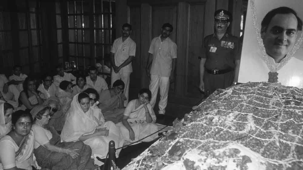 রাজীবের হত্যায় ষড়যন্ত্রের তত্ত্ব দেয় তদন্তকারী দল। রাজীবকে হত্যার ঘটনার নেপথ্যে তামিল উগ্রপন্থী সংস্থা এলটিটিই-র ভূমিকা রয়েছে বলেও জানান গোয়েন্দারা। তাঁরা এ-ও বলেছিলেন যে, ওই এলটিটিই গোষ্ঠীর সদস্যদের সে সময় তামিলনাড়ুর ডিএমকে সরকার আশ্রয় দিয়েছিল। 