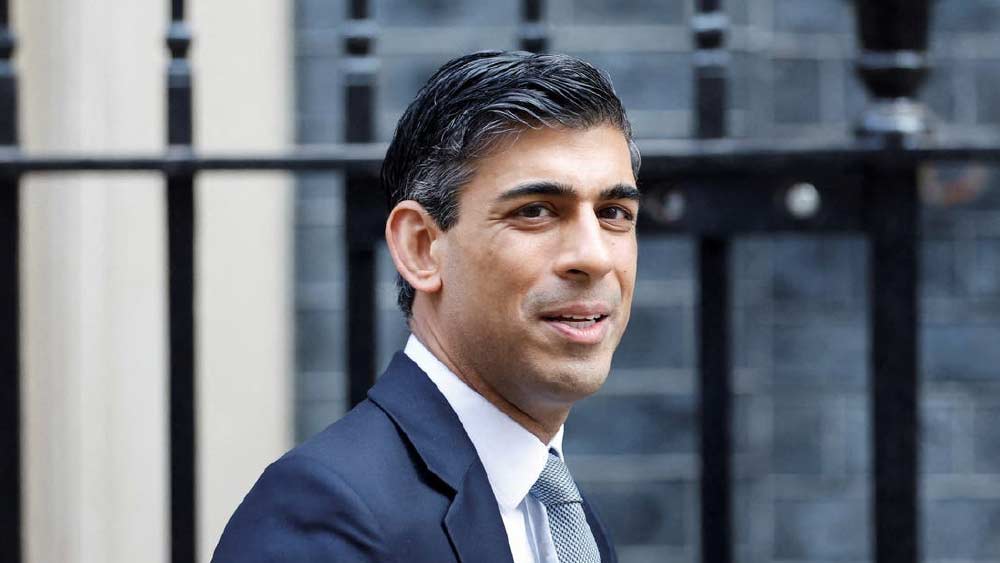 ব্রিটেনের নয়া প্রধানমন্ত্রী কি ঋষি সুনক? সেই দৌড়ে তিনি নিজের নাম নিজেই ঘোষণা করে দিয়েছেন। এখন জল্পনার আলোবৃত্তের মধ্যিখানে তিনি। 