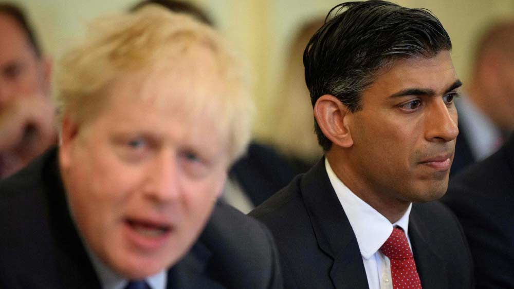 বরিসের বিরুদ্ধে বিদ্রোহ করার আগে প্রাক্তন প্রধানমন্ত্রীর একনিষ্ঠ সমর্থন ছিলেন তিনি। ফলে তাঁর মন্ত্রিসভা অর্থমন্ত্রীর দায়িত্ব পান ঋষি। 