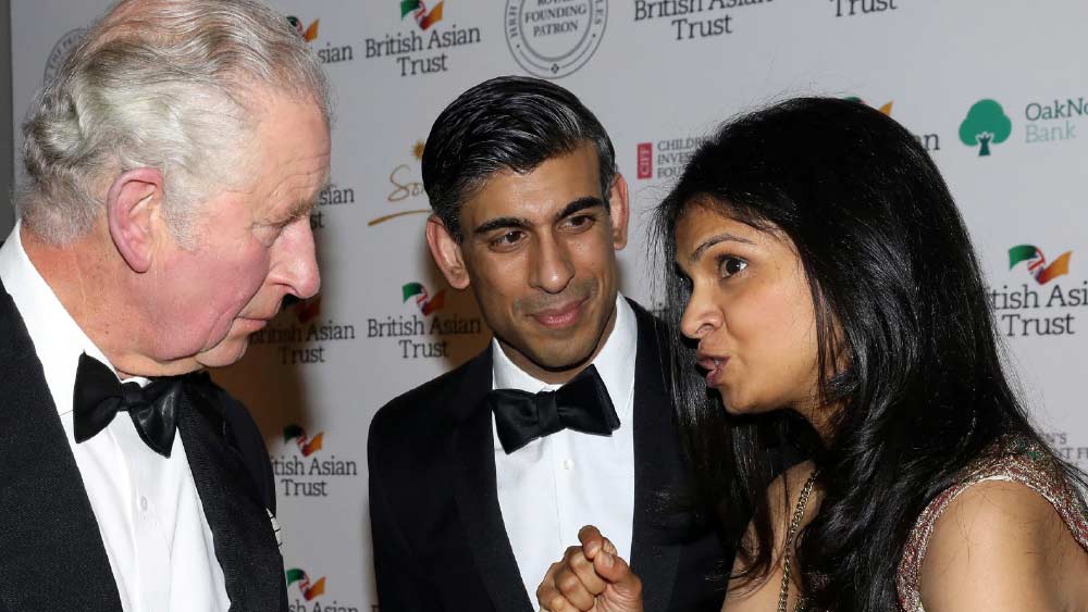 তবে রাজনীতি এসে একাধিকার বার বিতর্কে জড়িয়েছেন ঋষি। ব্রিটেনের সংসদের নিম্ন কক্ষ ‘হাউস অব কমন্সে’ শপথ নেন গীতা নিয়ে। 