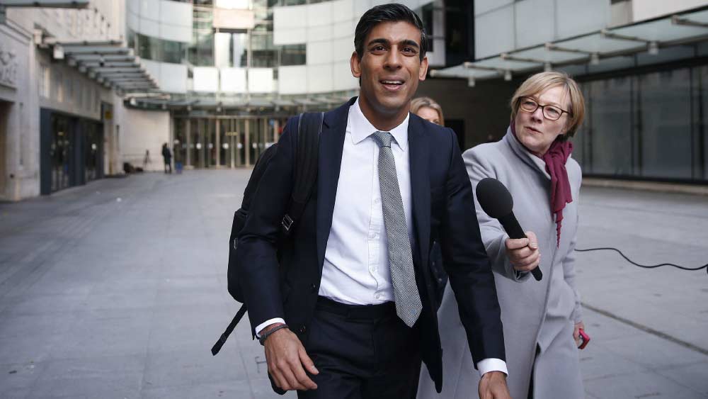 সম্প্রতি আরও দু’টি বিতর্কে জড়িয়েছেন ঋষি। বরিসের সঙ্গী হিসাবে ‘পার্টিগেট’ বিতর্কে জড়িয়ে পড়েন তিনি। 