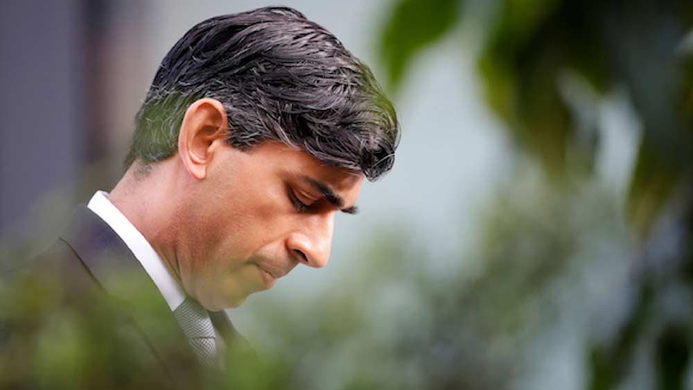 পর পর বিতর্কে জনপ্রিয়তা হারাতে শুরু করেন ঋষি। তবে বরিসের বিরুদ্ধে তাঁর বিদ্রোহ ফের তাঁর জনপ্রিয়তা ফিরিয়ে আনতে সাহায্য করেছে বলে মনে করছেন রাজনৈতিক বিশেষজ্ঞরা। 