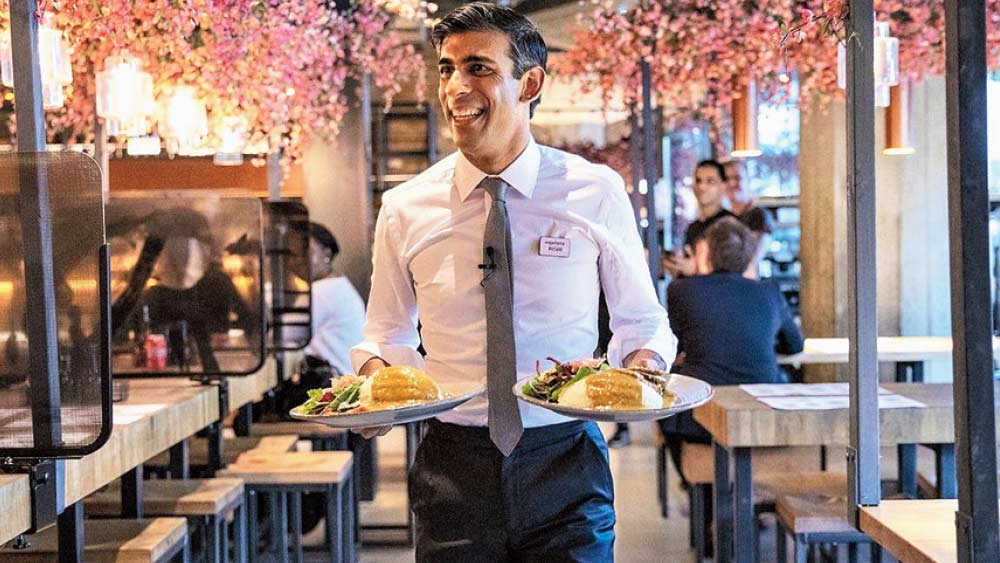 তাতে দেশের জন্য কী করতে চান, তার পাশাপাশি রয়েছে ঋষির মা-বাবার কথা। তাঁদের লড়াইয়ের কথা। ঋষির বড় হয়ে ওঠার কথা। লড়াইয়ে থাকার বার্তা দিয়ে সেই ভিডিয়োয় ঋষি জানিয়েছেন, তিনি ব্রিটেনের হৃত বিশ্বাস পুনরুদ্ধার, অর্থনীতিতে পুনরায় শক্তিসঞ্চার করে দেশকে একজোট করতে চান। 