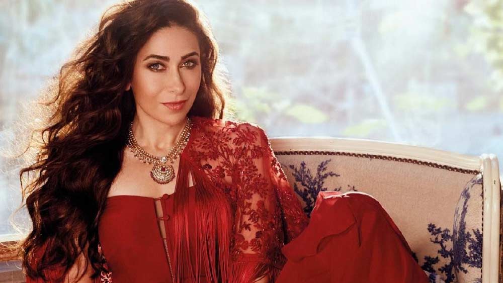 নব্বইয়ের দশকে কোনও ছবিতে নায়িকার মূল চরিত্রে অভিনয় করার প্রস্তাব দিতে হলে সবার আগে যে অভিনেত্রীদের কথা মাথায় আসত তাঁদের মধ্যে অন্যতম করিশ্মা কপূর।