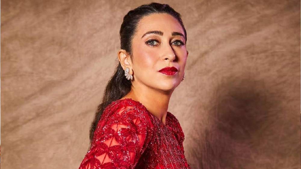 একের পর এক হিট ছবি উপহার দিয়েছেন দর্শকদের। তবে, অনেকের মতে, করিশ্মার অহঙ্কার ছিল প্রবল। পূজা বাত্রা, রবিনা টন্ডন-সহ অন্য অভিনেত্রীদের তেমন পাত্তা দিতেন না তিনি।