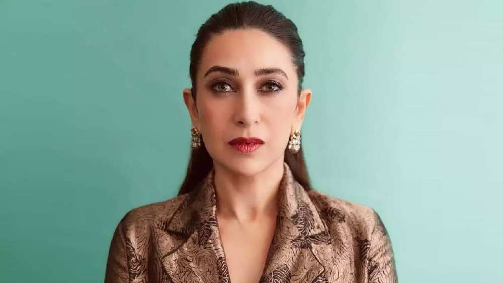 এমনকি, করিশ্মার পরিবারের সদস্যরাও বাদ পড়েননি। বাড়ি থেকে আপত্তি থাকা সত্ত্বেও অভিনয় জগতে পা রেখেছিলেন করিশ্মা।