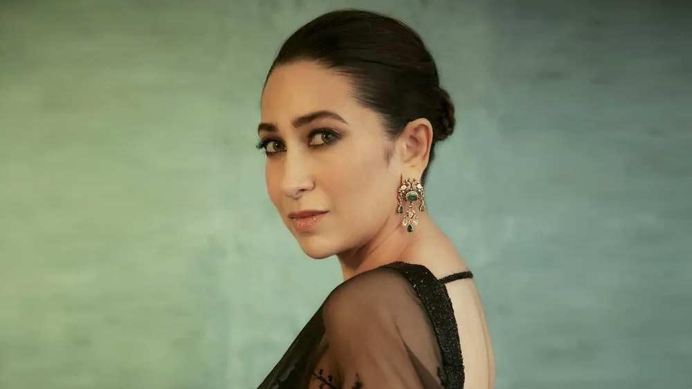 কিন্তু এই নিয়ে তাঁর পরিবারের লোকেরা করিশ্মার প্রতি ক্ষুণ্ণ হয়েছিলেন। তাঁদের অনেকের মত ছিল, কপূর পরিবারের মেয়ে হয়ে অভিনয় করছে এ-ই অনেক।