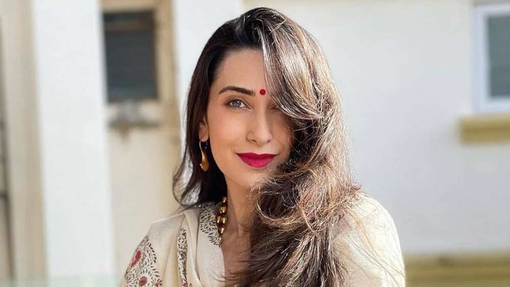 কিন্তু পরবর্তীতে ঋষি কপূরের এই মন্তব্যের জবাবও দিয়েছিলেন করিশ্মা। এক নামী পত্রিকার সাক্ষাৎকারে করিশ্মা জানান, এই দৃশ্যে অভিনয় করার প্রয়োজনে তিনি এই ধরনের পোশাক পরেছিলেন।