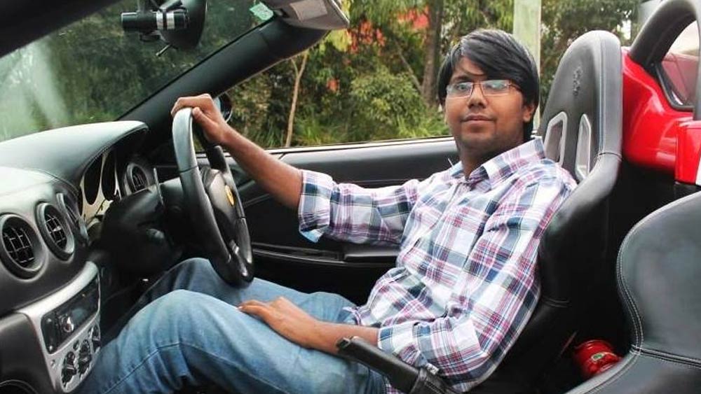 কোনও উপায় না দেখে বিদেশে নিজেই উপার্জনের রাস্তা খোঁজা শুরু করলেন আমির। প্রায় দেড়শোর উপর সংস্থায় চাকরির জন্য আবেদন করেন তিনি।