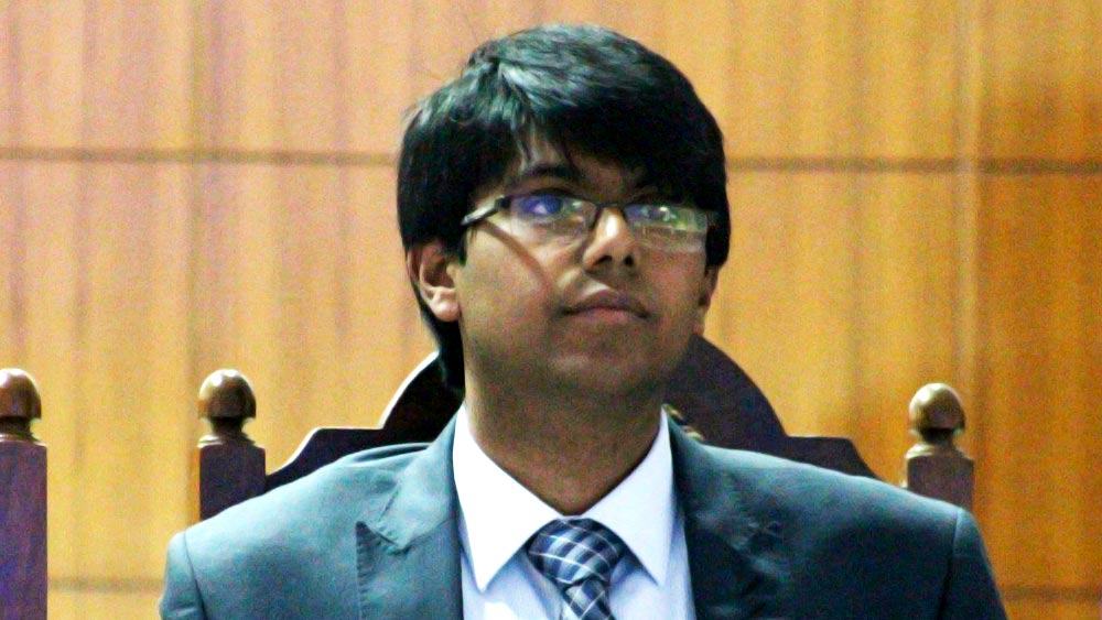 কিন্তু তাতে কোনও লাভ হচ্ছিল না। বেশি দিন অপেক্ষা না করে তিনি জিলং বিমানবন্দরের সাফাইকর্মীর কাজে যোগ দেন।