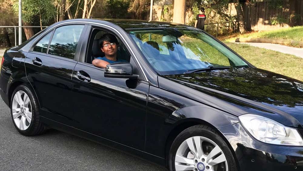 তবে, সপ্তাহে চার দিন দৈনিক ১২ ঘণ্টা পরিশ্রম করার পর আমির আর পড়ার জন্য সময় পেতেন না। তাই তিনি অস্ট্রেলিয়ার রাস্তায় কাগজ বিক্রি করতে শুরু করেন।