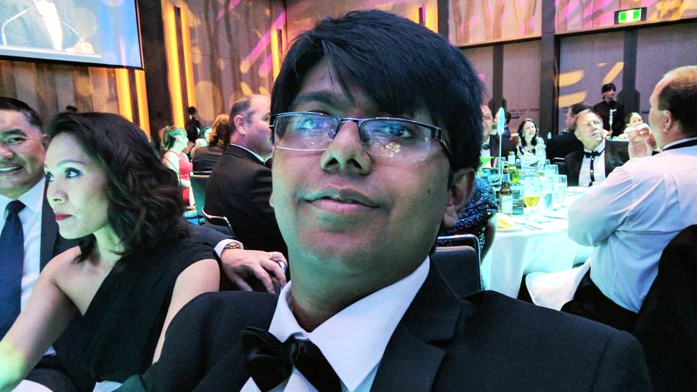 রাত ৩টে থেকে সকাল ৮টা পর্যন্ত কাগজ বিক্রি করে তিনি সারা দিন ধরে পড়াশোনা করতেন। পাশাপাশি বিভিন্ন সংস্থায় আবেদনও করছিলেন আমির।   