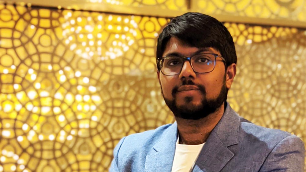 অবশেষে একটি তথ্যপ্রযুক্তি সংস্থায় শিক্ষানবিশ হিসাবে যোগ দেন তিনি। এর পর অপারেশন ম্যানেজার পদে একটি সংস্থায় যোগ দেন আমির। তাঁর বেতন ছিল মাসে পাঁচ হাজার ডলার (ভারতীয় মুদ্রা অনুযায়ী প্রায় তিন লক্ষ টাকার কাছাকাছি)।