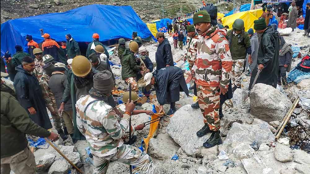 বৃষ্টিতে বিপর্যয়ের ১২ ঘণ্টার মধ্যেই ১৫ হাজারের বেশি তীর্থযাত্রীকে উদ্ধার করা হয়েছে বলে সেনা সূত্রে খবর।