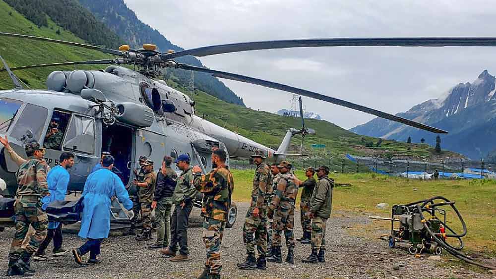 অমরনাথে মেঘভাঙা বৃষ্টির জেরে মৃত্যু হয়েছে ১৬ জনের। নিখোঁজ ৪০ জন। তাঁদের খোঁজে জোর তল্লাশি চলছে।