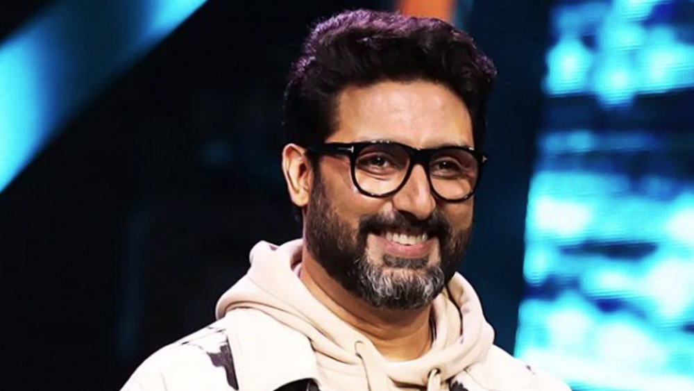 তাঁর উত্তরসূরি হিসাবে অভিষেকের প্রতি সকলের প্রত্যাশা ছিল প্রচুর। ২০০০ সালে ‘রিফিউজি’ ছবির মাধ্যমে বলিউডে পদার্পণ করে একের পর এক হিন্দি ছবিতে অভিনয় করেছেন জুনিয়র বচ্চন।