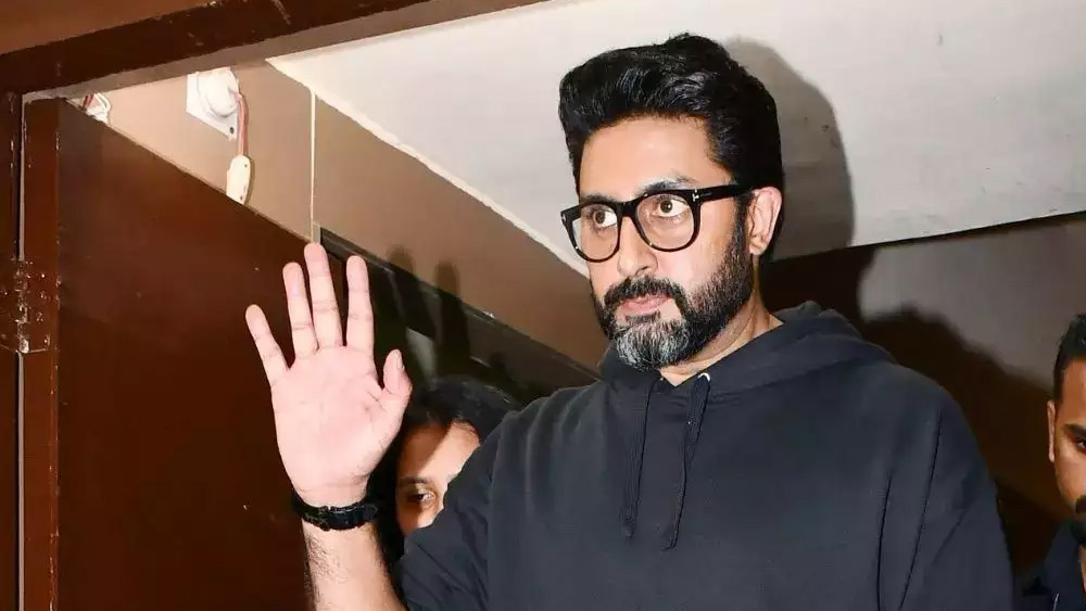 অভিষেক দীর্ঘ সময়ের জন্য সিনেমা জগৎ থেকে দূরে ছিলেন। অতিমারির সময় তিনি আবার বড়পর্দায় ফিরে এসেছেন নতুন রূপে।