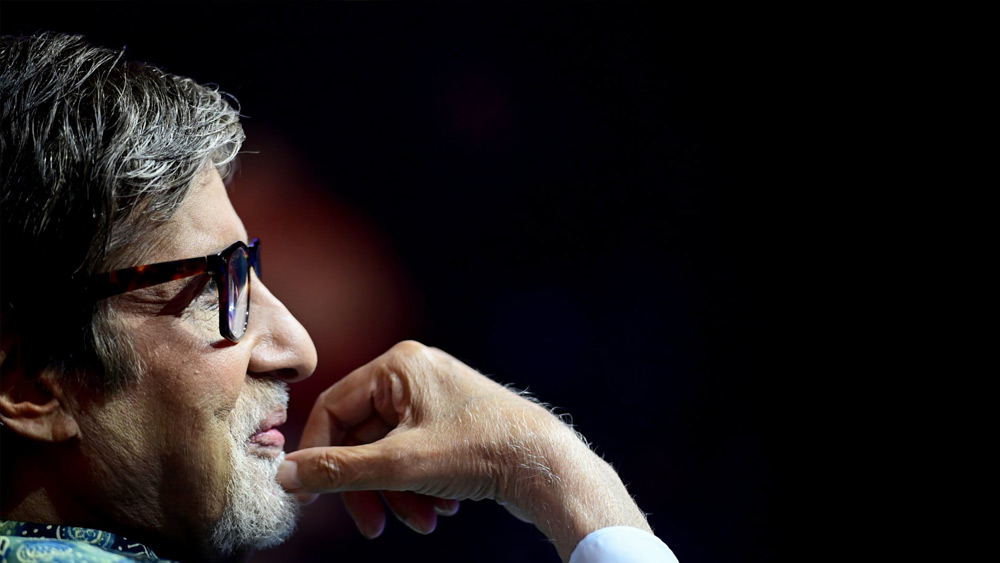 বাবা ও ছেলে একসঙ্গে রয়েছেন, এ ধরনের বহু ছবিই অমিতাভ ভাগ করে নিচ্ছেন নেটমাধ্যমে। একটি ছবিতে দেখা যায়, অমিতাভ দাঁড়িয়ে রয়েছে, তাঁকে ঘিরে অনুরাগীদের ভিড়।