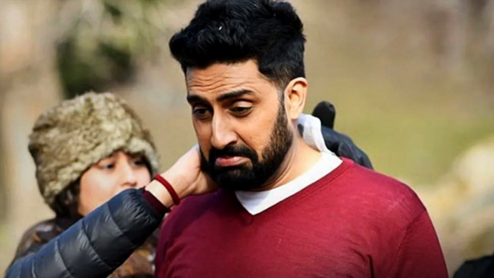 এই ছবিটির সঙ্গে মিল রয়েছে এমন আরও একটি ছবিও পোস্ট করেছিলেন অমিতাভ। তবে, এই ছবিতে অনুরাগীরা ঘিরে ছিলেন তাঁর পুত্র অভিষেককে।