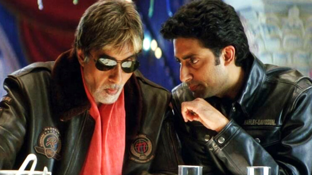 অভিভাবক হিসাবে গুরুদায়িত্ব পালন করছেন অমিতাভ, না কি বড়পর্দায় দুই বচ্চনকে আবার একসঙ্গে দেখা যাবে, এবং তা-ই এত প্রচার— বলতে পারছেন না কেউ-ই।