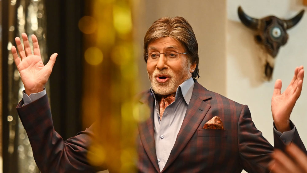 ১৯৬৯ সালে ‘সাত হিন্দুস্তানি’ ছবিতে অমিতাভকে প্রথম অভিনয় করতে দেখা যায়। সেই সময় অভিনেতা হিসাবে তিনি পাঁচ হাজার টাকা পারিশ্রমিক পেয়েছিলেন।