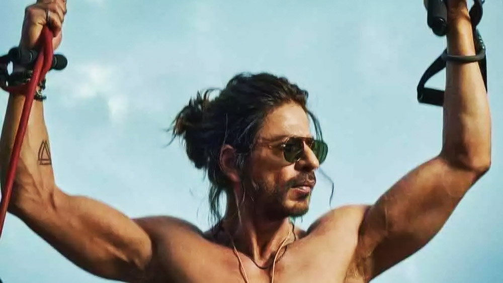 এবার আসা যাক বলিউডের ‘বাদশা’-র কথায়। তিন দশক ধরে শাহরুখ খান একের পর এক হিট ছবি উপহার দিয়ে গিয়েছেন দর্শকদের। এমনকি, তাঁর প্রথম ছবিও বক্স অফিসে বিপুল সাড়া ফেলেছিল।