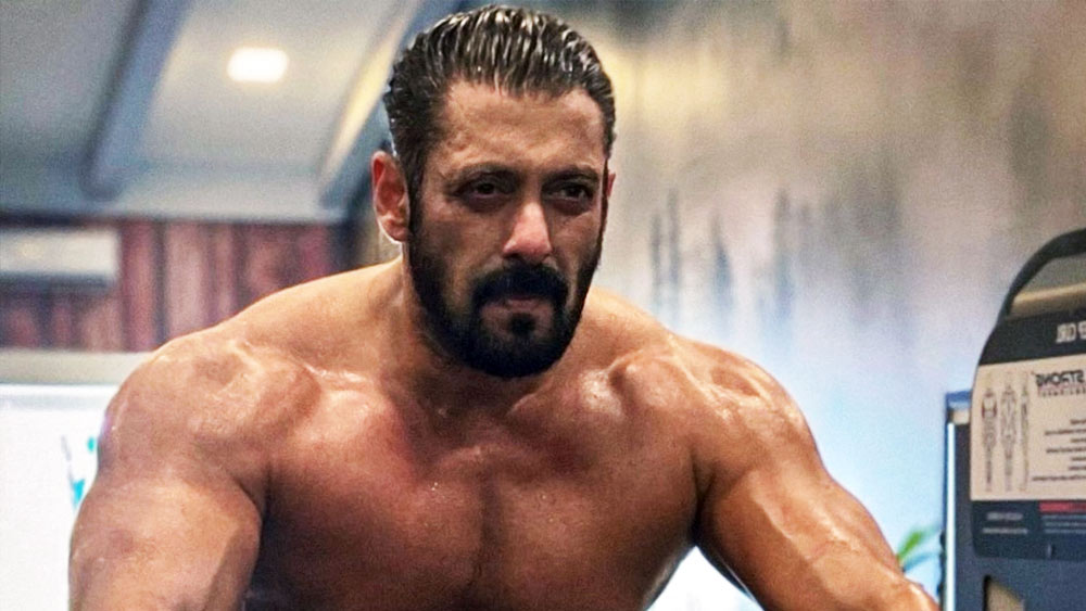 ছবি প্রতি ১০০ কোটি টাকা উপার্জন করা ভাইজানের প্রথম ছবি কিন্তু হিট হয়নি। ১৯৮৮ সালে ‘বিবি হো তো অ্যায়সি’ ছবিতে পার্শ্বচরিত্রে প্রথম অভিনয় করতে দেখা যায় সলমন খানকে। পারিশ্রমিক হিসাবে মাত্র ১১ হাজার টাকা পেয়েছিলেন তিনি।