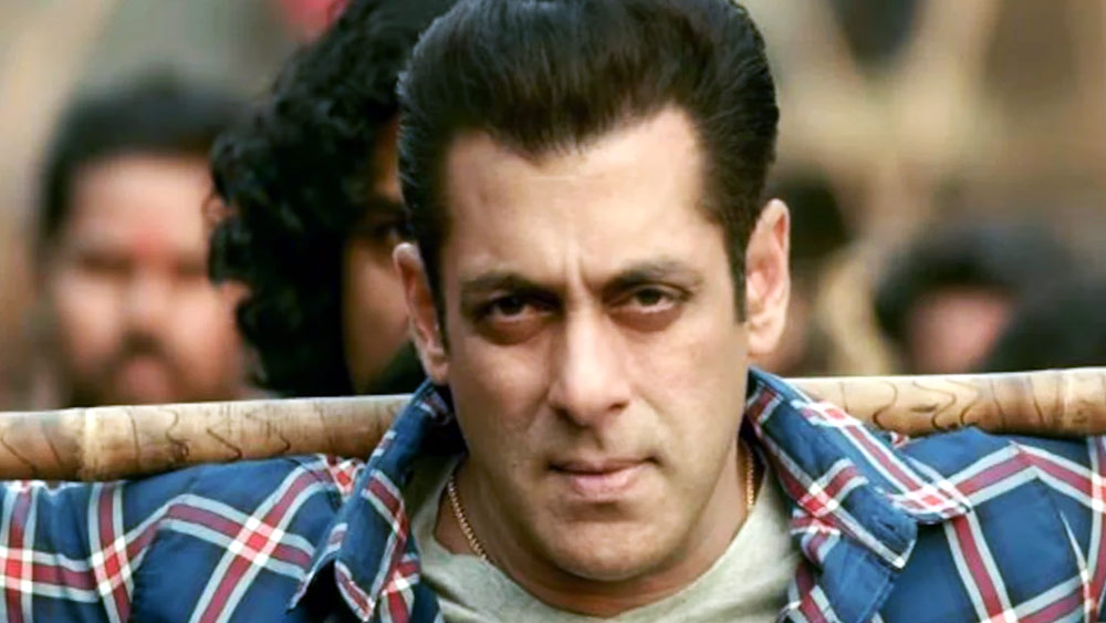 পরের বছর ‘ম্যায়নে পয়্যার কিয়া’ ছবিতে মূল চরিত্রে অভিনয় করে তিনি সকলের নজরে এসেছিলেন। তার পর তাঁকে আর ফিরে তাকাতে হয়নি। সলমন অভিনীত অধিকাংশ ছবিই বক্স অফিসে সুপারহিট।