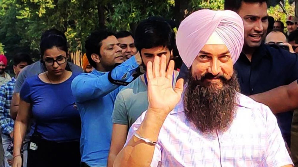 আমির খান এই ছবিতে অভিনয় করে পারিশ্রমিক হিসাবে ১১ হাজার টাকা পেয়েছিলেন। বলিউডের একাংশের দাবি, সম্প্রতি ‘লাল সিং চড্ডা’ ছবিতে অভিনয় করার জন্য মোট ৫০ কোটি টাকা দাবি করেছেন তিনি।