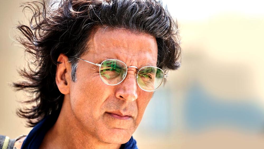 ১৯৯১ সালে অক্ষয় কুমার ‘সৌগন্ধ’ ছবির মাধ্যমে বড়পর্দায় প্রথম পা রাখেন। বর্তমানে ৬০ কোটি টাকা উপার্জন করা অক্কি এই ছবিতে অভিনয় করে মাত্র ৫১ হাজার টাকা পারিশ্রমিক পেয়েছিলেন।