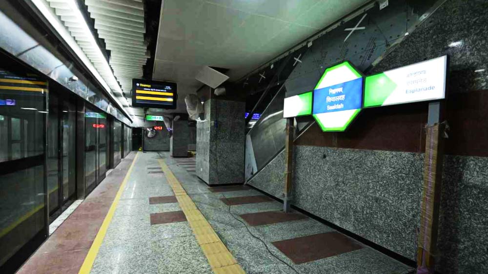 মেট্রোর দু’পাশের দরজা দিয়েই প্ল্যাটফর্ম ব্যবহার করার ব্যবস্থা থাকবে। এত দিন প্ল্যাটফর্ম যে দিকে পড়ত, সে পাশের দরজাই খুলত মেট্রোয়। শিয়ালদহের মেট্রো প্ল্যাটফর্মে ওঠানামার জন্য যাত্রীরা   দু’দিকের দরজাই ব্যবহার করতে পারবেন।